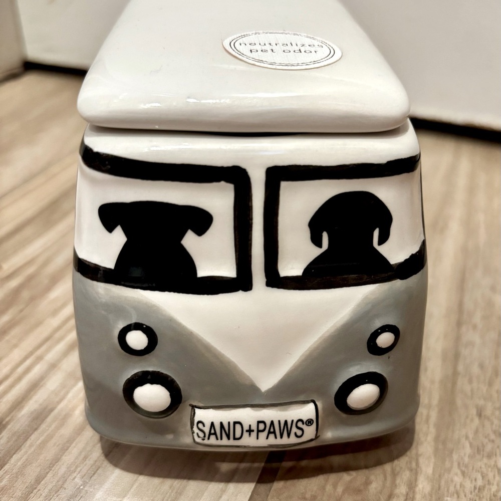 NWT Sand + Paws dogs driving mini bus candle